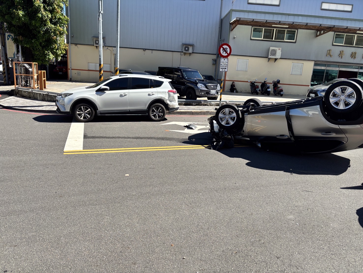 一個轉彎就翻車!女駕駛自撞違停車輛 車身180度翻覆