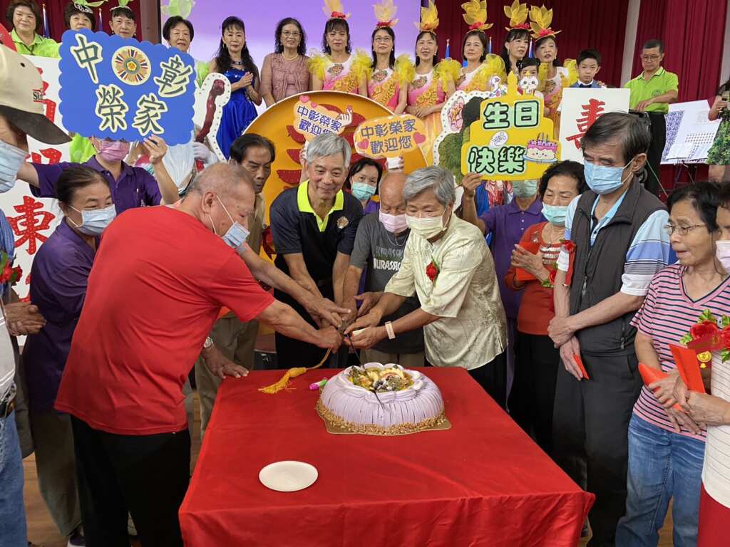 ▲中彰榮家辦理九月慶生會,彰化慈惠歌友協會載歌載舞。(中彰榮家提供)