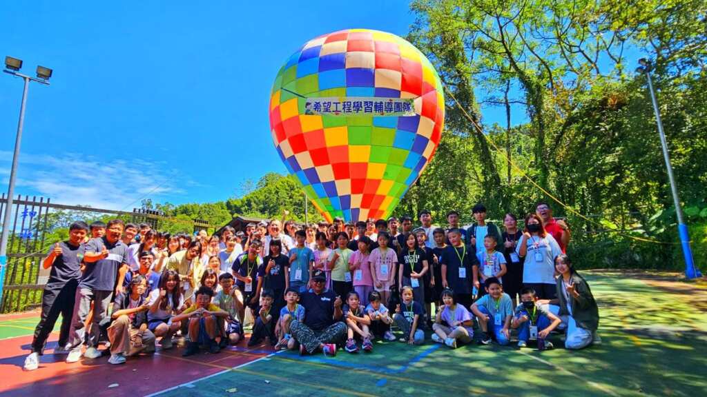 ▲今年即將邁入第18屆的「希望工程學習輔導團隊」，在和東國小校長柯伯儒的帶領下，8月20日至22日來到南投縣內湖國小舉辦三天夏令營，46位來自彰化的高中志工陪伴19名偏鄉學童度過難忘假期。（希望工程學習輔導團隊提供）