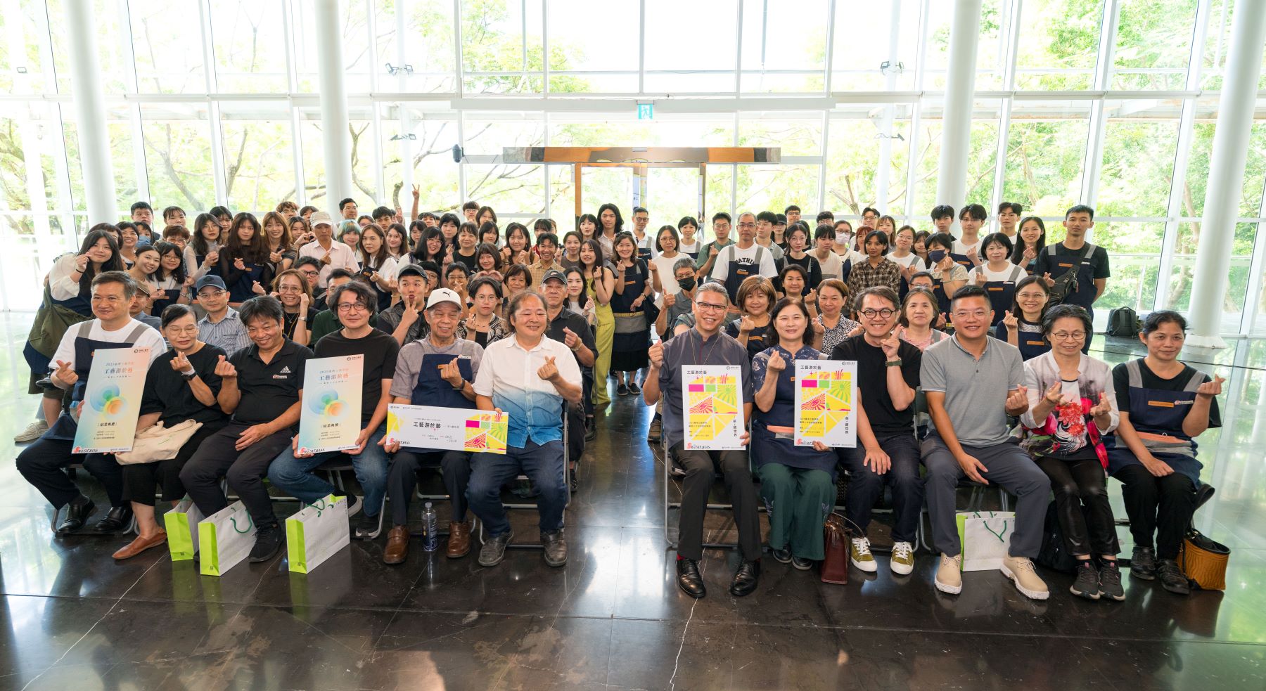 ▲今(22)日71位學員、工藝師與參與來賓齊聚結訓典禮,結束七週的工藝學習課程及成果發表。