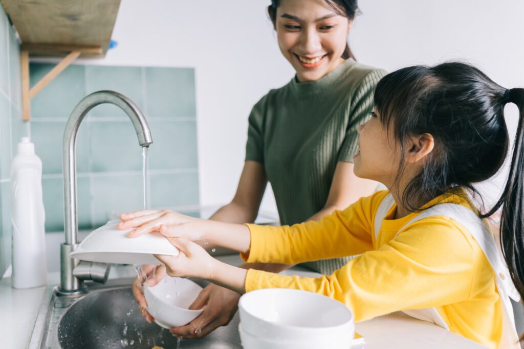 在現代家庭中,家務、育兒、財務管理等事務會成為壓力的來源。透過明確的分工,能夠避免因為責任不清而產生的爭執。圖/123RF圖庫