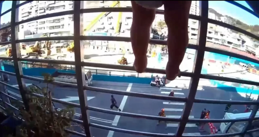 民宅鐵窗邊竟站著兩名仍包著尿布的幼童(分別為4歲及1歲),正在好奇地往窗外張望