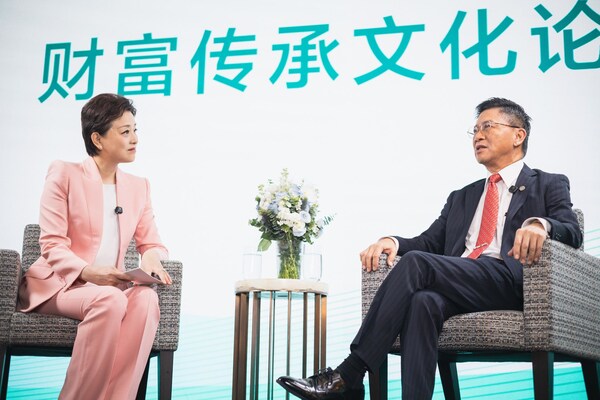 周大福人壽執行董事兼副行政總裁暨首席財務官徐志堅(圖右)分享「初心」與「實力」的融合實踐,呈現周大福人壽品牌承諾的頂層設計與硬核實力。 周大福人壽執行董事兼副行政總裁暨首席財務官徐志堅(圖右)分享「初心」與「實力」的融合實踐,呈現周大福人壽品牌承諾的頂層設計與硬核實力。