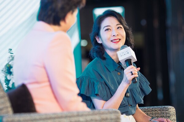 周大福人壽首席營業總裁周詠姬(圖右)結合服務案例,詳述日常服務中如何踐行「專業守護」。 周大福人壽首席營業總裁周詠姬(圖右)結合服務案例,詳述日常服務中如何踐行「專業守護」。