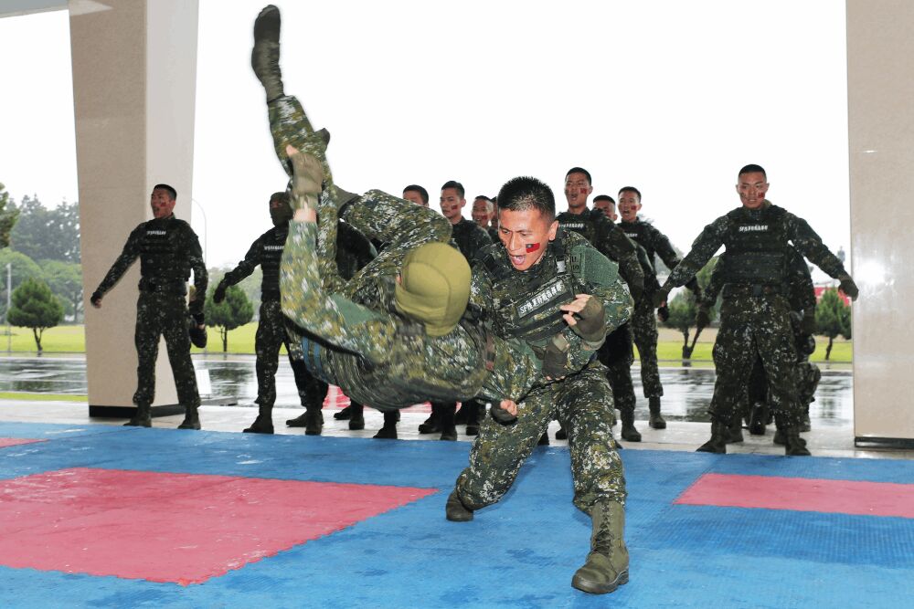 藍委齊轟行政院未編軍人加薪預算 痛批政府不編就是違法 223 照片來源:中華民國陸軍臉書