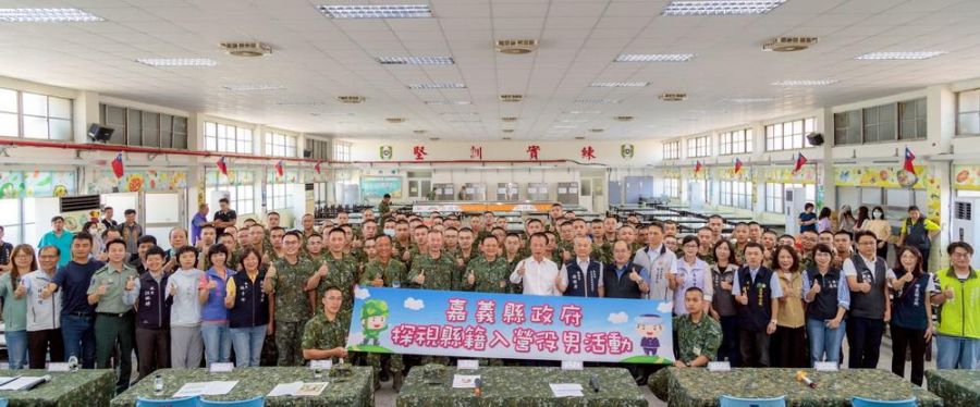 嘉義縣籍入營役男 翁章梁帶鄉鎮市長探視 致贈慰問金