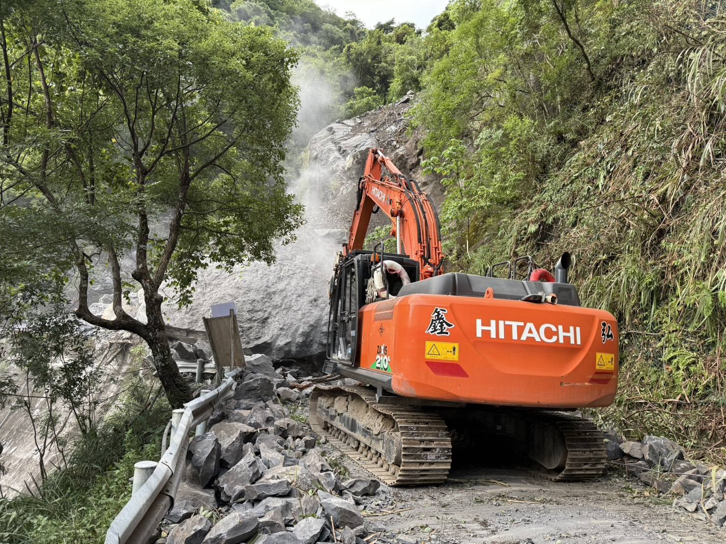 台7桃園復興榮華橋段凌晨落石坍方 後山三里停班課1天 536276031 855428943475411 6117705732623138252 n