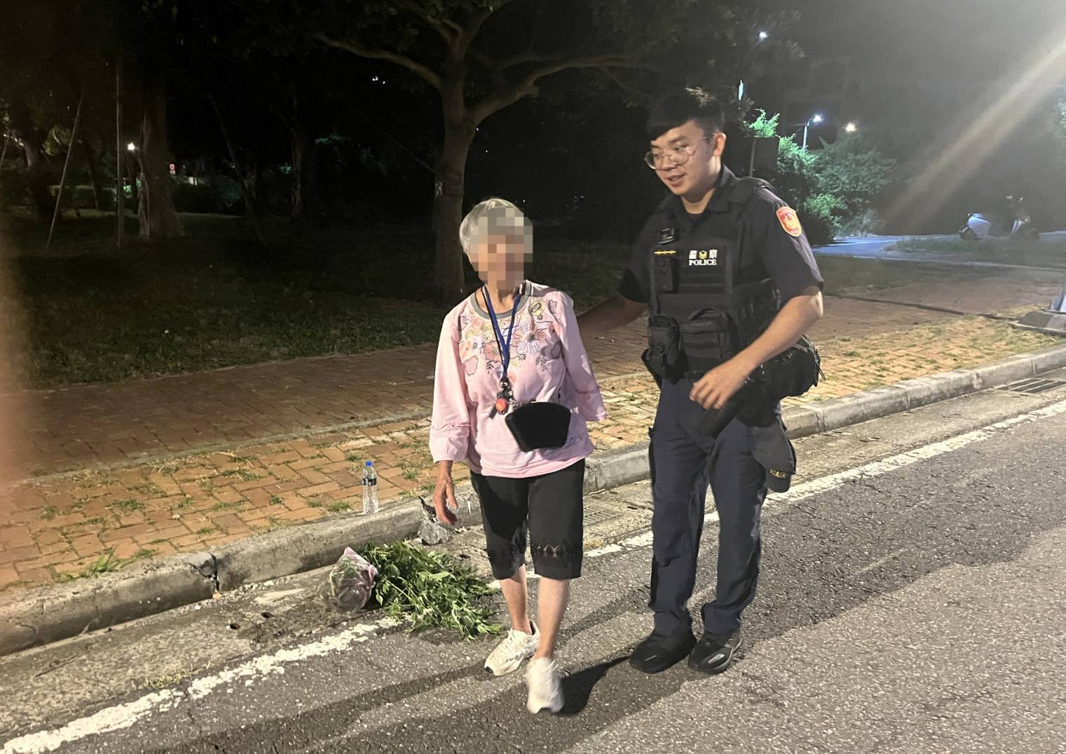 大園8旬婦深夜迷途 員警靈機一動靠它助返家 377060 0