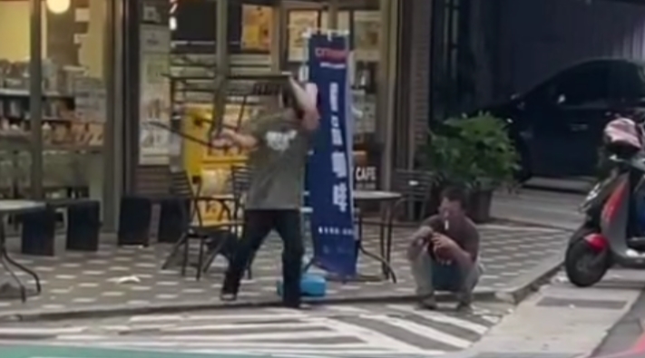 【有片】桃園驚傳街頭暴力!男超商外拿椅砸人 警方說話了 1755754981877