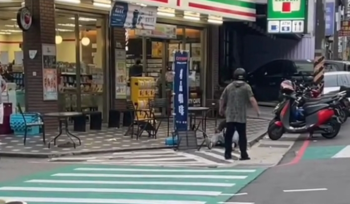 【有片】桃園驚傳街頭暴力!男超商外拿椅砸人 警方說話了 1755755017538