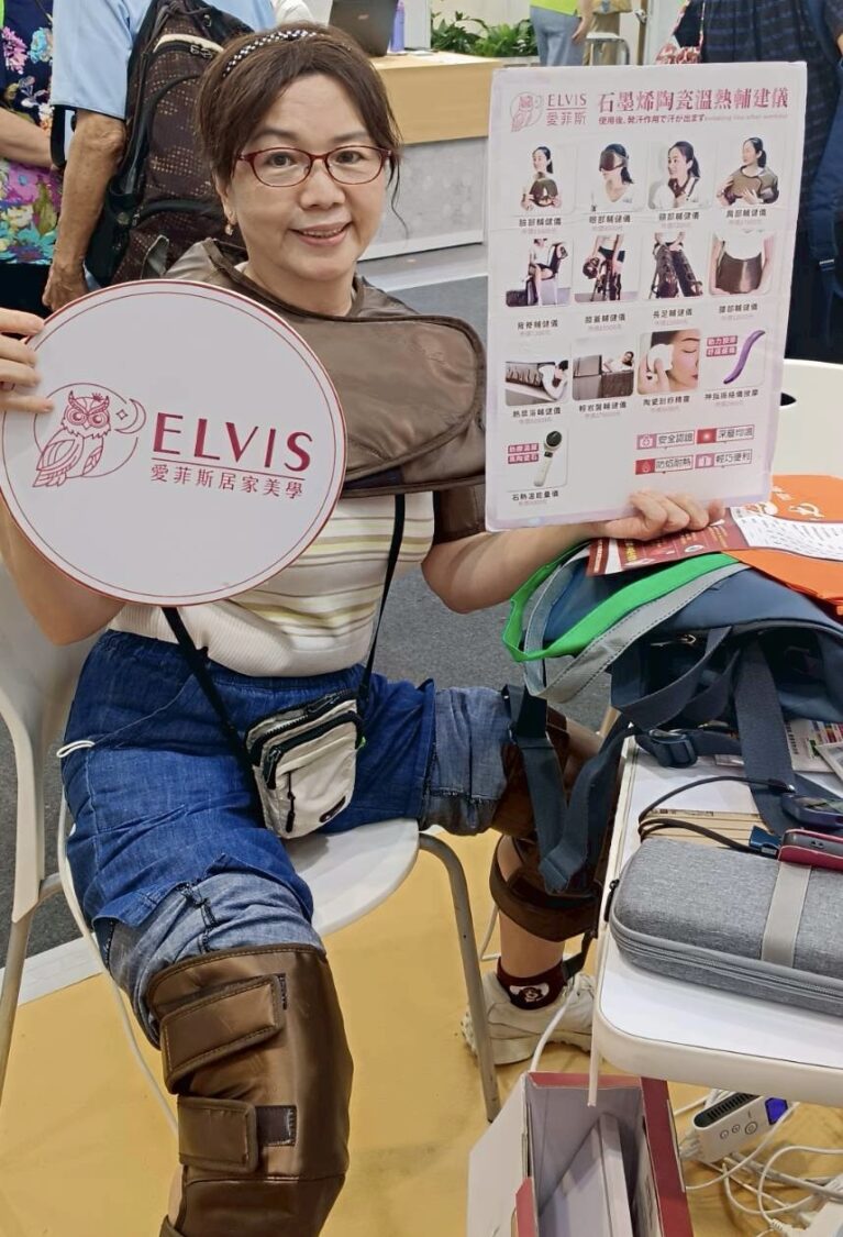 長輩熱情響應 ELVIS 愛菲斯健康體驗,拿起品牌標誌開心合影,展現銀髮族對健康老化服務的高度興趣。(圖/ELVIS愛菲斯健康生技提供)