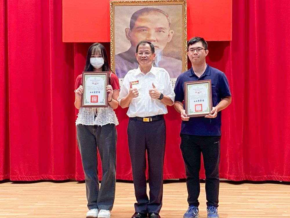 強化同仁健康保障 新北消與亞東簽備忘錄 表揚熱心CPR民眾 3 《圖說》消防局長陳崇岳表揚吳小姐與唐先生,感謝兩人於關鍵時刻挺身而出,成功爭取寶貴救命時間。〈消防局提供〉