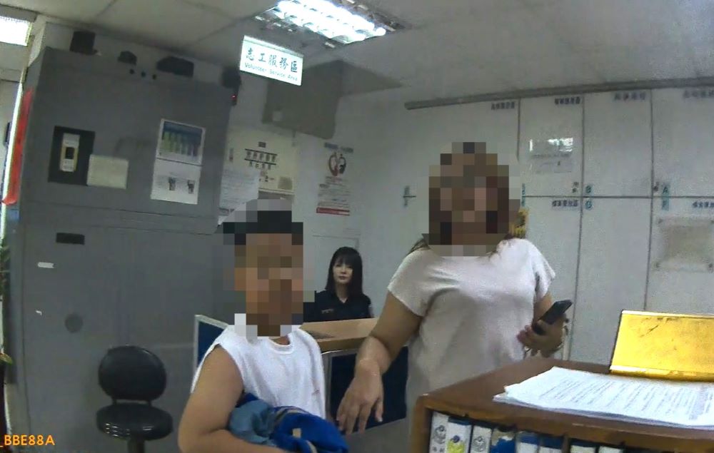 太想爸爸媽媽! 南投學童來北參賽想回家深夜迷途 1 《圖說》南投縣國小三年級男童深夜獨自在板橋區介壽公園外徘徊,經海山警積極協助,1小時後由老師平安帶回。〈海山分局提供〉