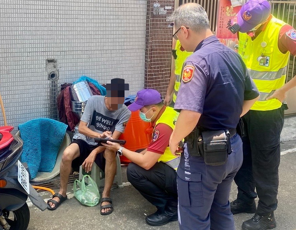 龍潭分局警暖心救援熱衰竭男溫馨助返家 獲民眾讚「人民保母、有您真好」 - https://www.watchmedia01.com