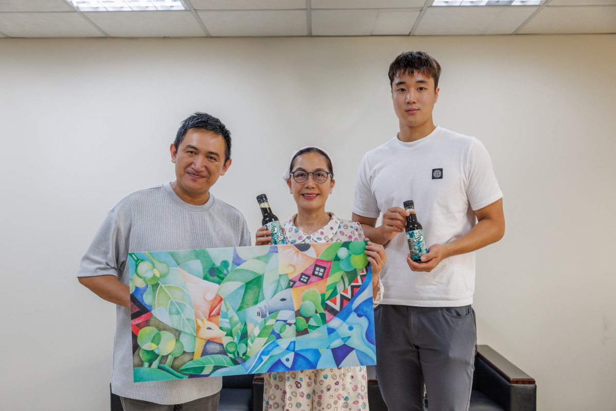 金蘭推動青年公益提案，開啟食品界與KIRI國際原住民族文創園區合作首例。(圖左至右，泰雅族藝術家米路・哈勇、桃園市政府原住民族行政局局長Panay Mulu、「山林椒香」公益提案發起人鍾承祐)。