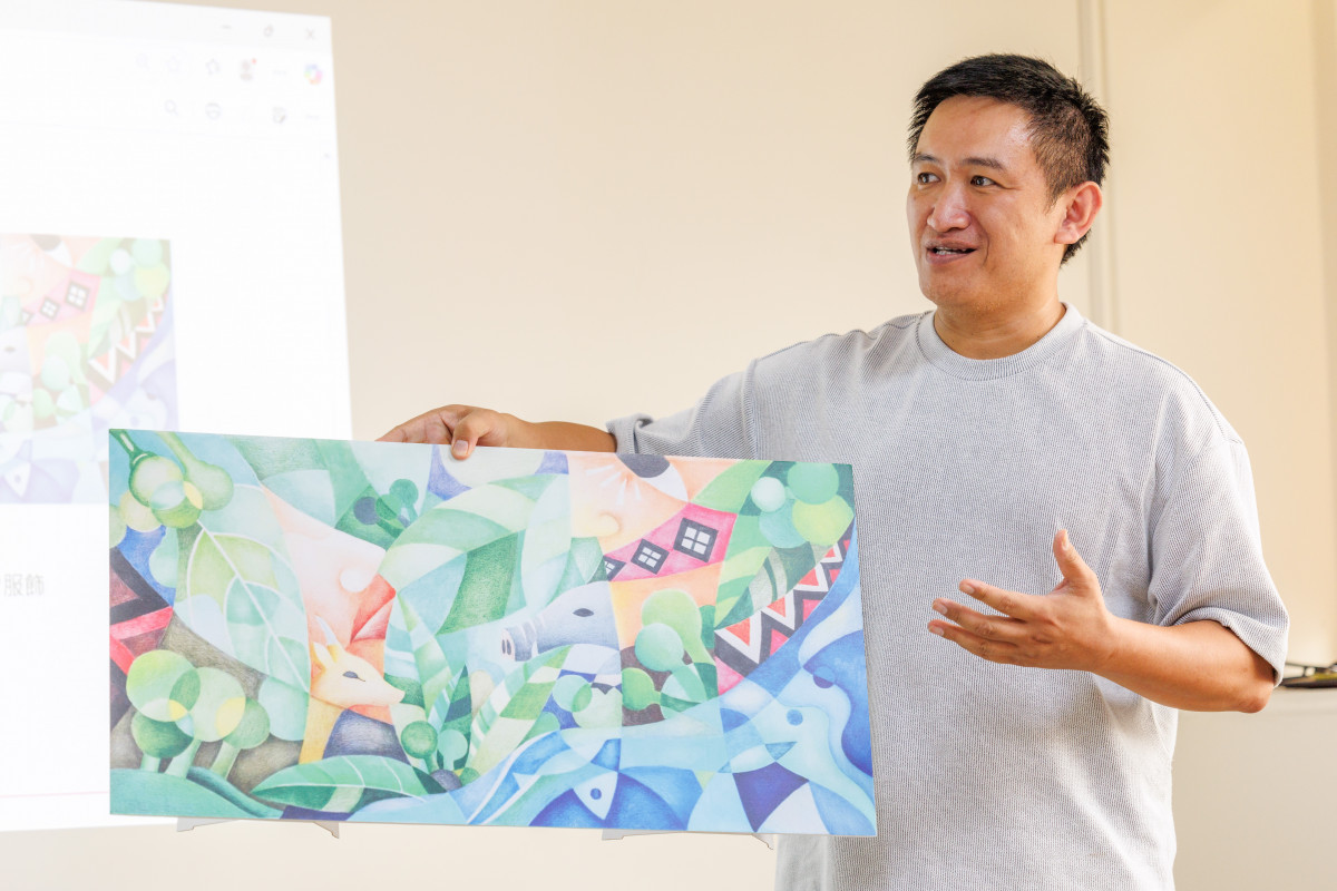 泰雅族藝術家米路・哈勇(Miru Hayung)畫作別具部落傳統與現代感風格,創作「山中綠寶石」為馬告醬油瓶標。