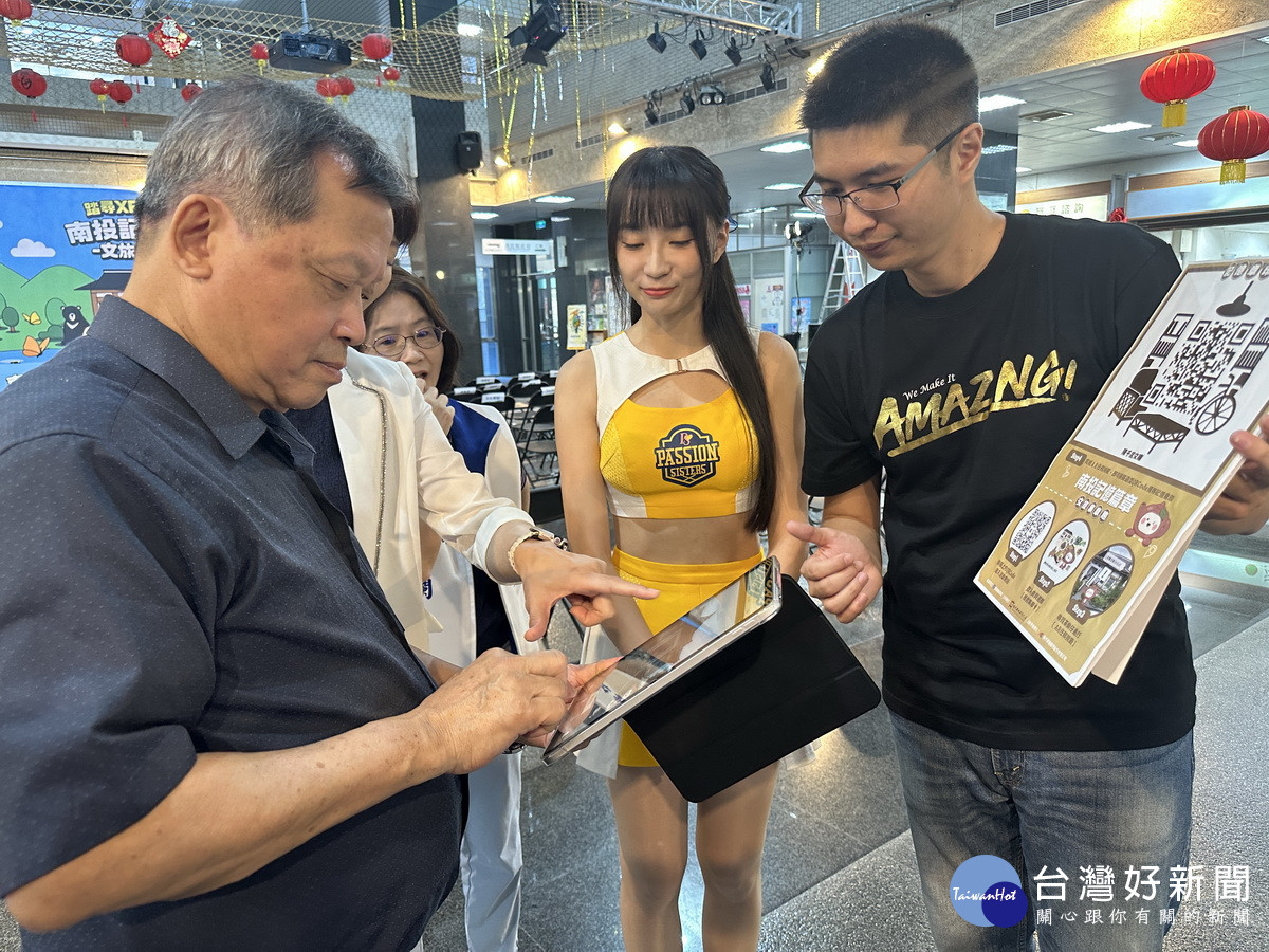 王副縣長現場體驗。(記者扶小萍攝)
