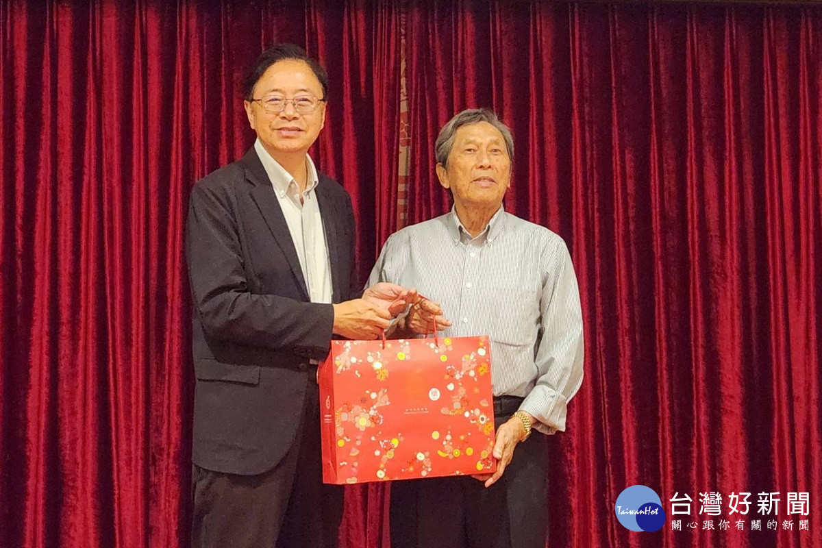 桃園市長張善政贈送紀念品中華民國工業區廠商聯合總會理事長許正雲。<br /><br />