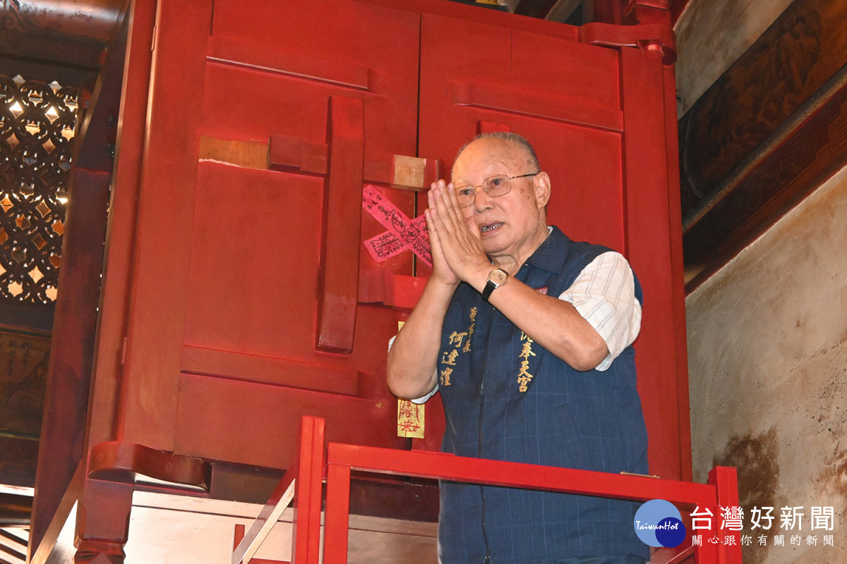 嘉義縣新港奉天宮董事長何達煌依循傳統，在農曆六月最後一天進行「封鐘鼓」／陳致愷攝影