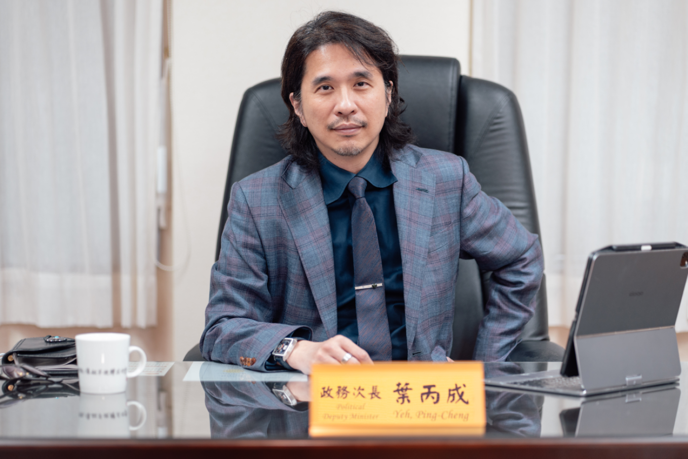 教育部次長葉丙成因涉及揭露台大性平事件當事人個資,自5月底請假至今接受調查。翻攝教育部官網