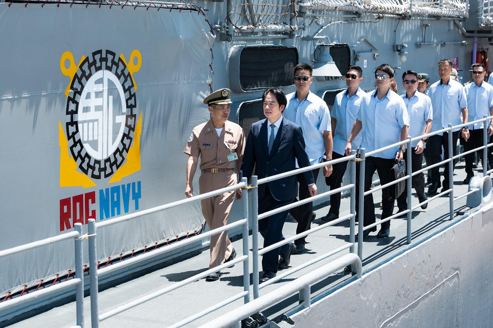 總統賴清德22日至宜蘭蘇澳勗勉海軍艦指部168艦隊,針對行政院對於軍人加薪議題提釋憲,總統說,如果沒有違憲會追補。總統府提供