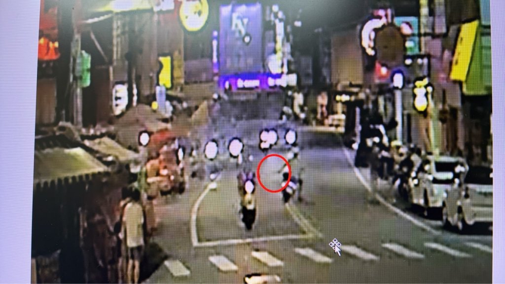 夜市驚魂!男子持刀邊騎車邊揮舞 大甲警火速逮人