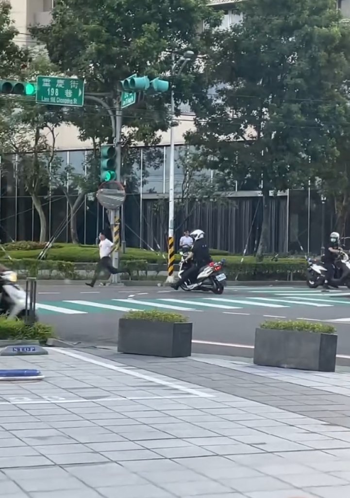 街頭鬼抓人?印尼籍移工副駕跳車逃逸-八德警迅速圍捕