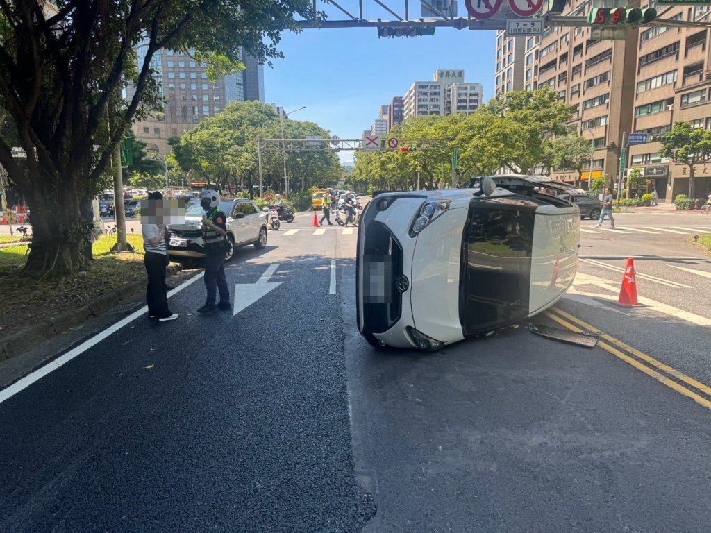 北市敦化南路交通事故-兩小客車疑未禮讓直行車出"撞"況