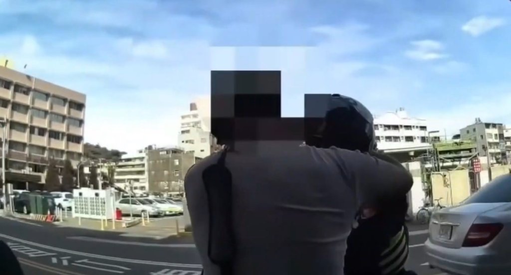 高雄騎士闖紅燈遭攔-竟暴怒罵警「犯賤」還拉扯對方-遭判刑四個月