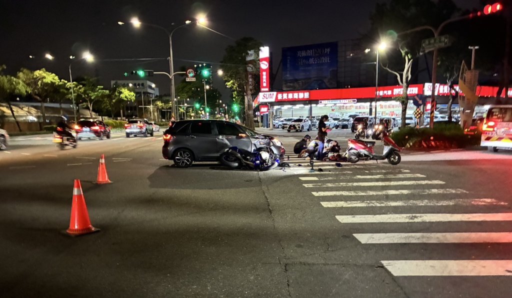 路口驚魂!高雄轎車左轉撞機車 3人緊急送醫