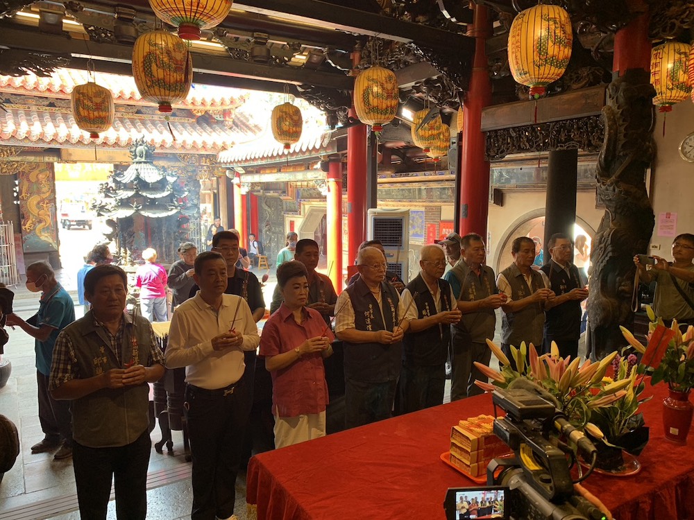 嘉義縣新港奉天宮何達煌董事長執行開台媽祖普渡眾生的慈悲，在農曆七月初一鬼門關開前，依循百年傳統，帶領董監事團隊禮拜媽祖後，舉行「封鐘鼓」儀式。（圖/記者陳惲朋攝）