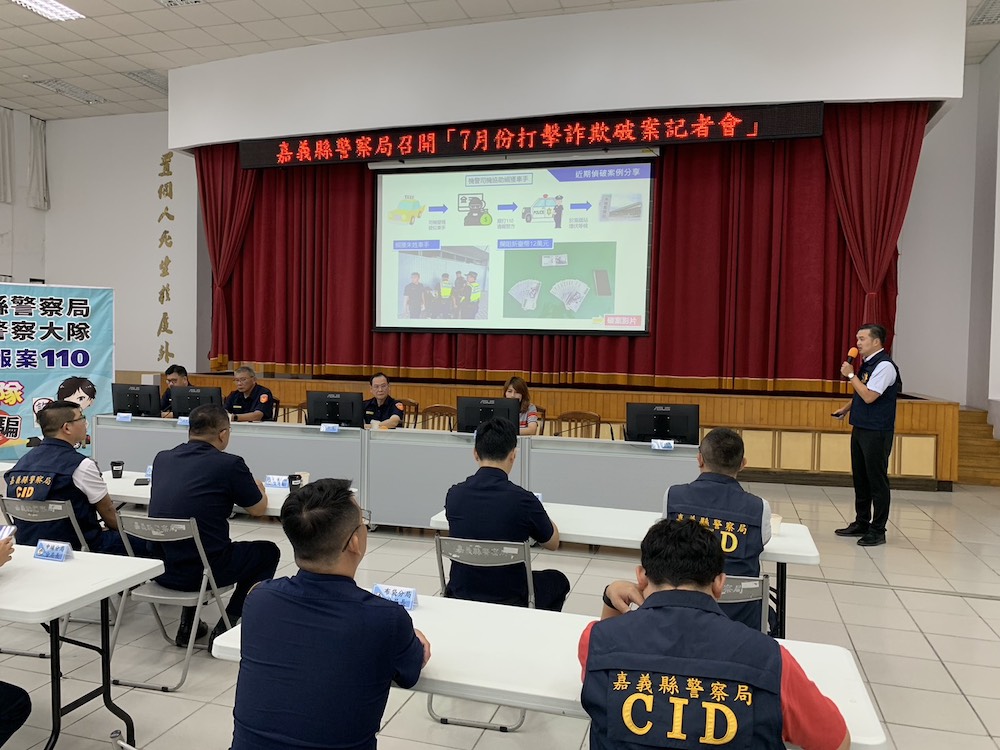 李權哲局長親自主持辦理「打擊詐欺犯罪成效破案記者會」，刑大隊長分析詐騙趨勢。（圖/記者陳惲朋攝）