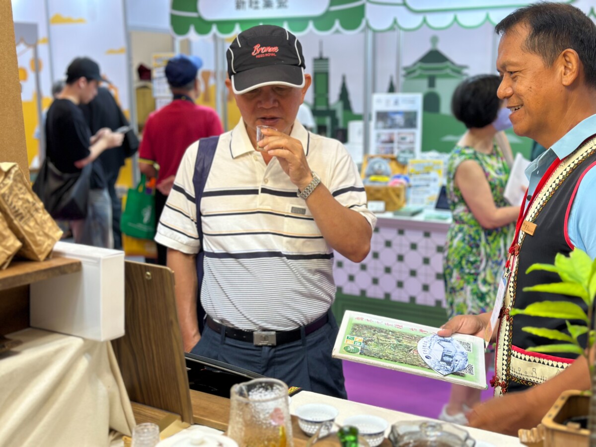 ▲高雄市桃源區寶山部落品牌與高雄觀光圈精選店家，現身 「2025TITE台灣國際秋季旅遊展」台北世貿一館。(記者陳光蘊翻攝)