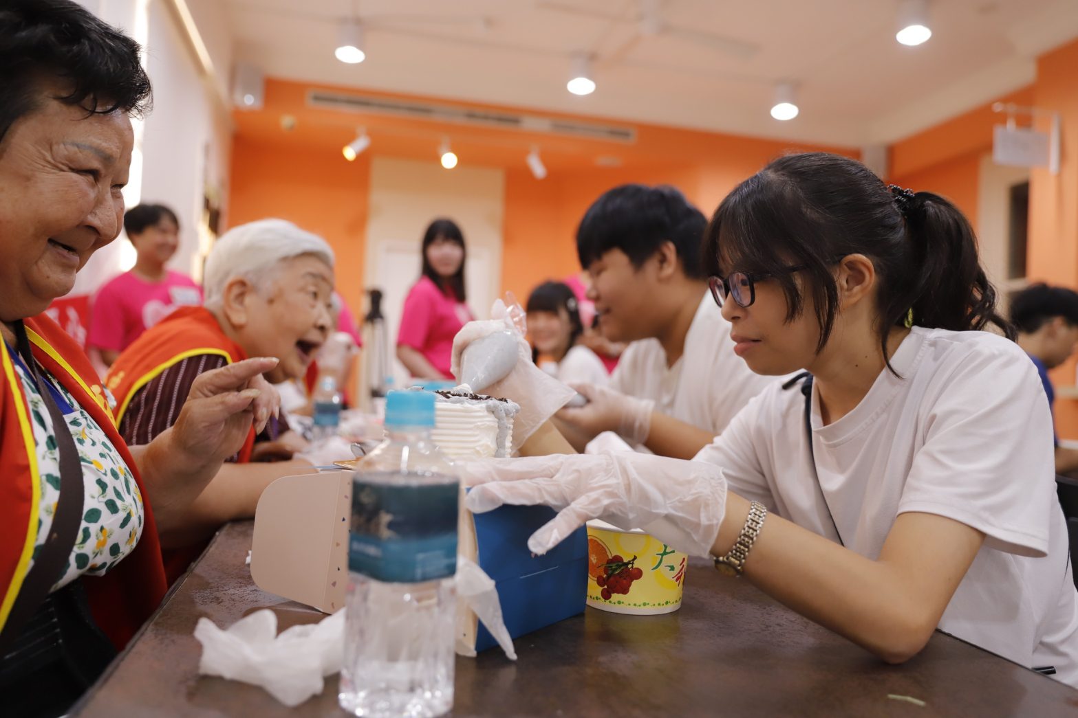 華山基金會攜手培力園慶祝祖父母節　少年「愛流目油」逗樂阿嬤破涕為笑