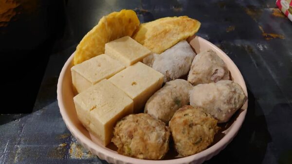 經典「三記魚餃」以海鰻魚漿製成外皮,內餡包入鮮甜豬肉,口感軟嫩Q彈,被譽為「魚餃皇者」。滷製後再入鍋的板豆腐則吸附麻辣湯頭與滷香,外辣內香,層次分明。圖/周含鐘攝