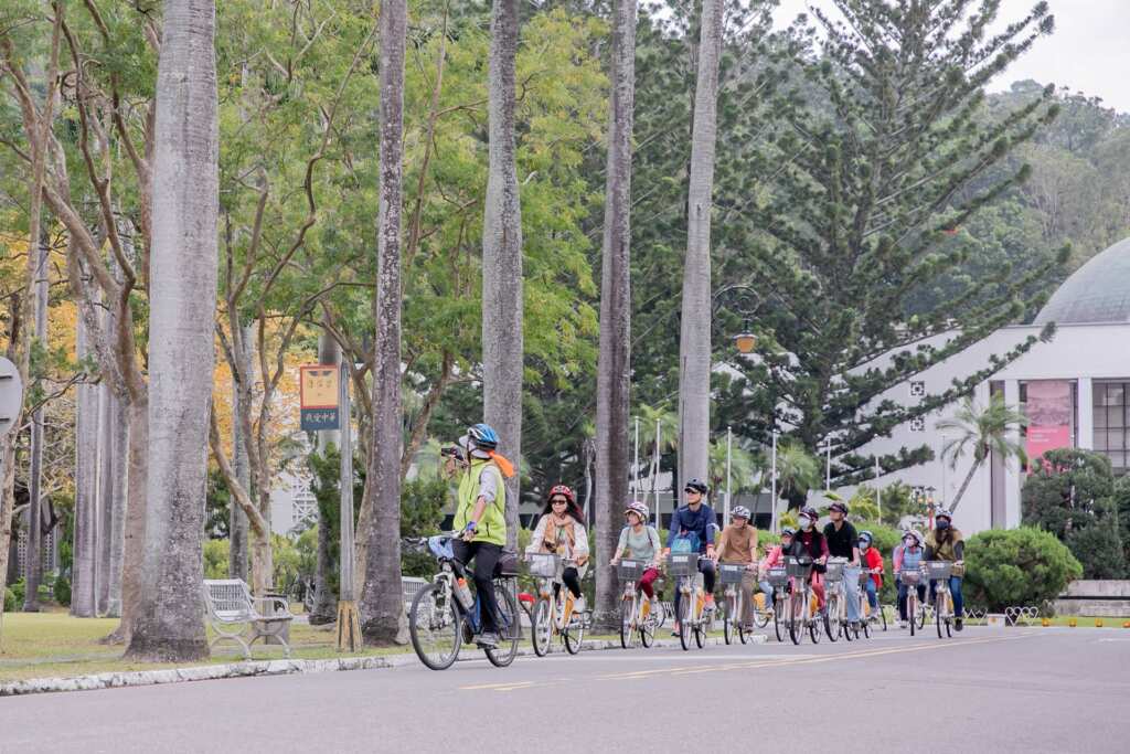 ▲霧峰觀光大使陳永進老師為單車客深度導覽立法院議政園區。(參山處提供)