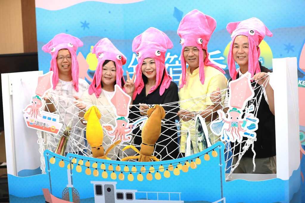 ▲基隆副市長邱佩琳及一眾貴賓戴上鎖管帽為活動代言。