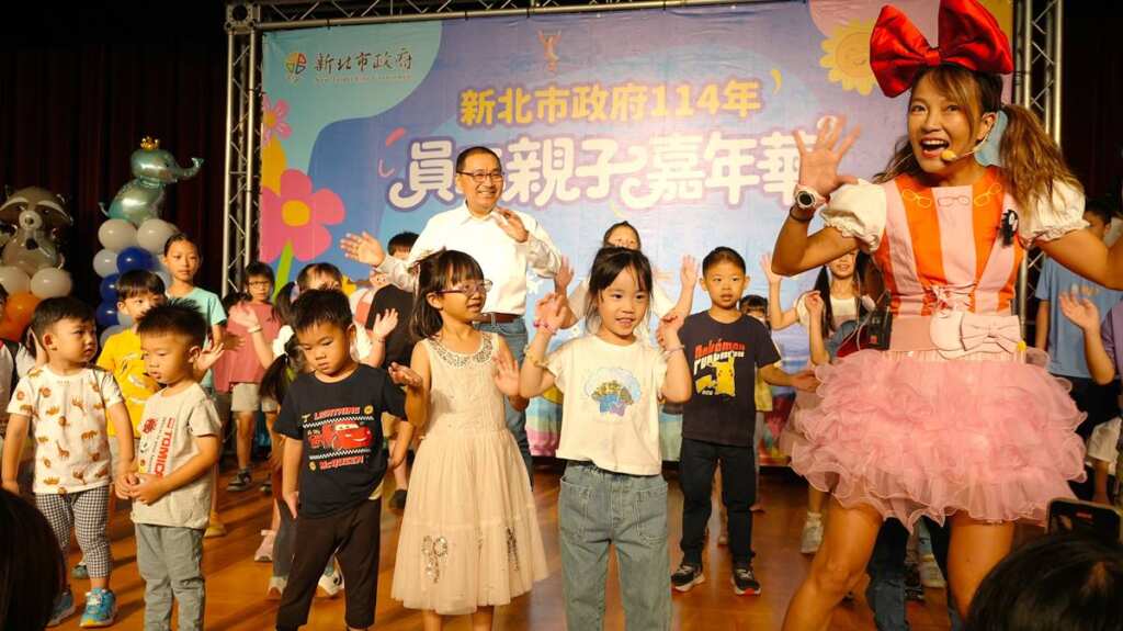 ▲員工親子嘉年華,侯友宜市長(中)與小朋友一起唱跳律動。