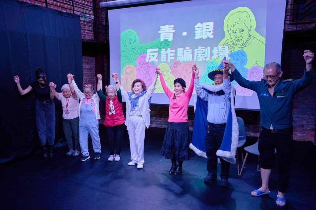 ▲《菜市仔人生》重頭戲由23位60歲以上素人長輩，擔綱演出幽默的反詐行動劇，邀民眾在沉浸式氛圍中學習防詐知識(圖為排練花絮)。