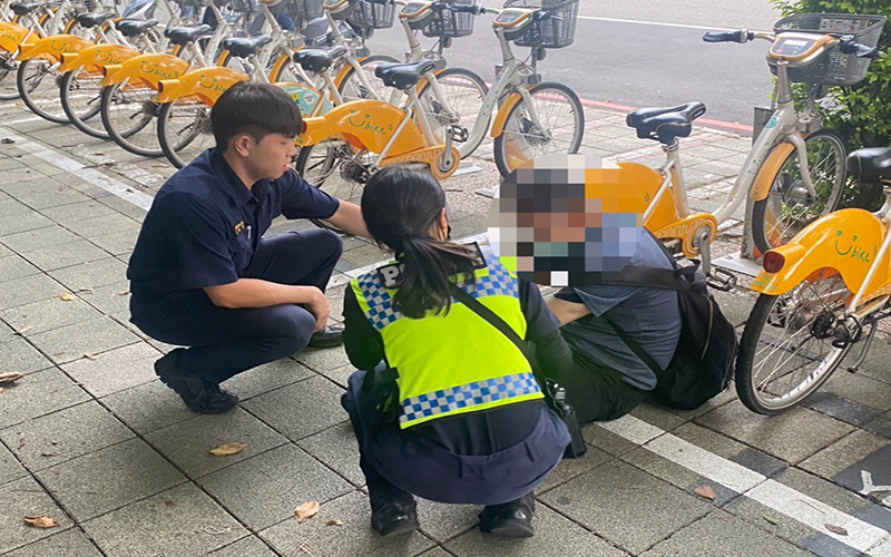 楠警獲報急伸援手　路倒男子送醫後幸無大礙