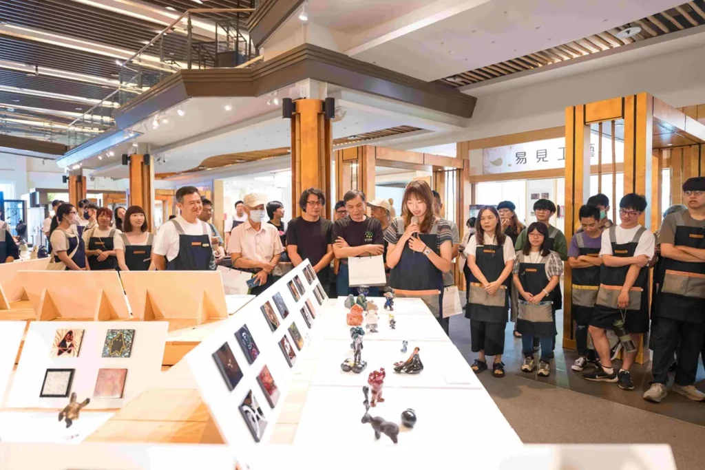參訓學員在展場分享作品理念,詮釋茶文化的當代想像。(圖/工藝中心提供)