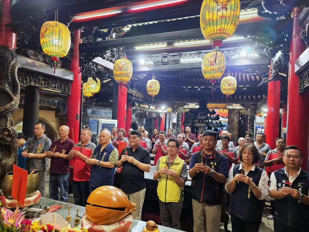 2025綠島海祭活動將於9月登場,臺東縣綠島鄉鄉長謝賢裕(中)帶領於新港奉天宮祭拜祈求活動順利