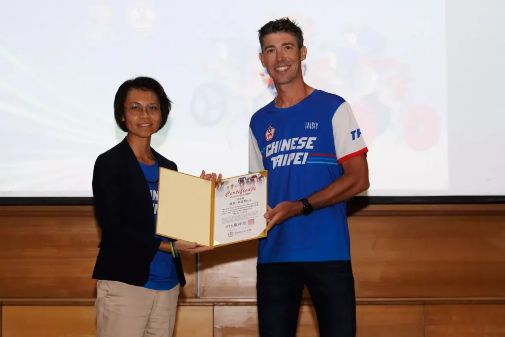顧問李莉加致贈感謝狀給來台駐點培訓選手的外籍教練 Mickaël Bouget。