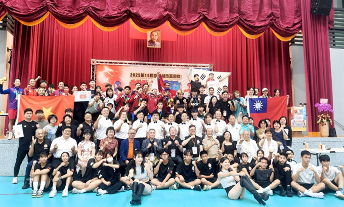 台灣拳擊代表隊在2025臺北城市盃奪下4面金牌，選手登台領獎場景