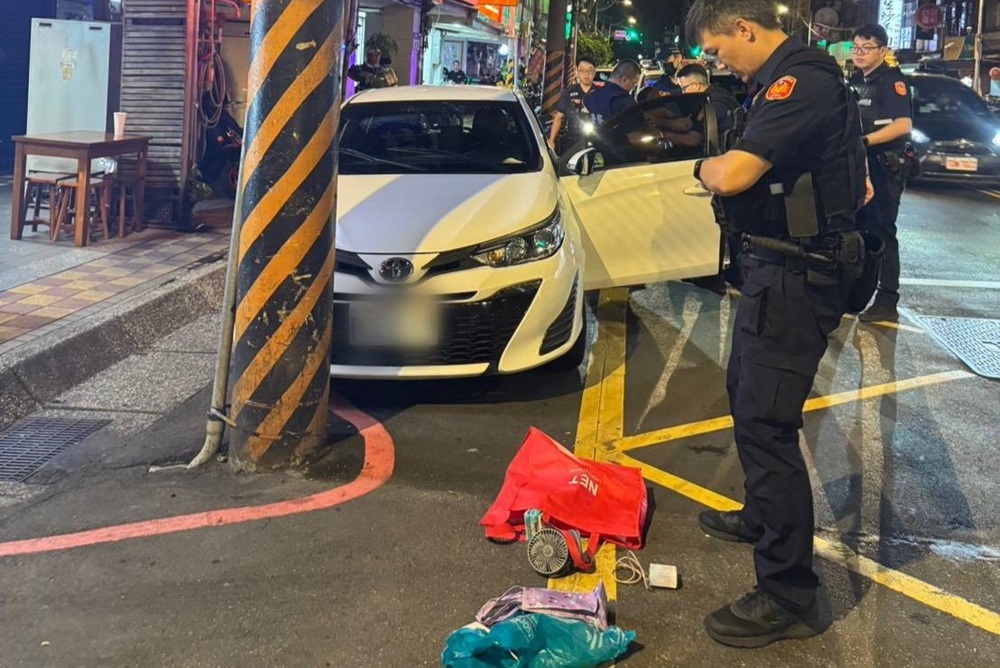 夜市前涉違停汽車 34歲男藏毒露餡逃自撞電桿 233 cnews204250822a19