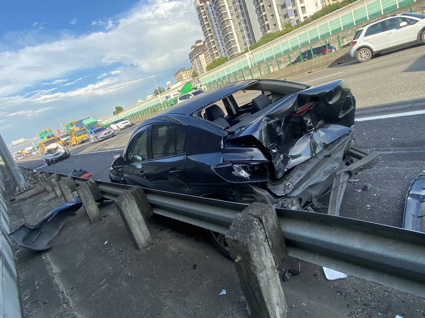 【有片】國1中壢段大貨車恍神釀禍!3小客車遭撞成廢鐵 540362 0