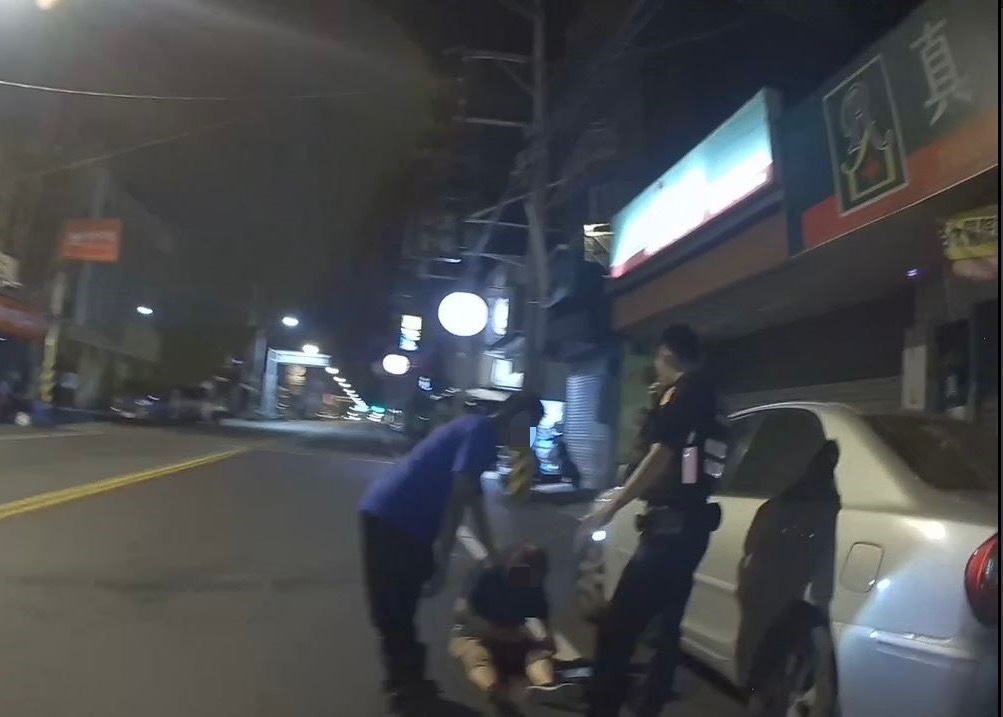 楊梅失智婦凌晨外出跌坐路旁 警暖心「徒步」幫找家人助團圓 S 75931805 0