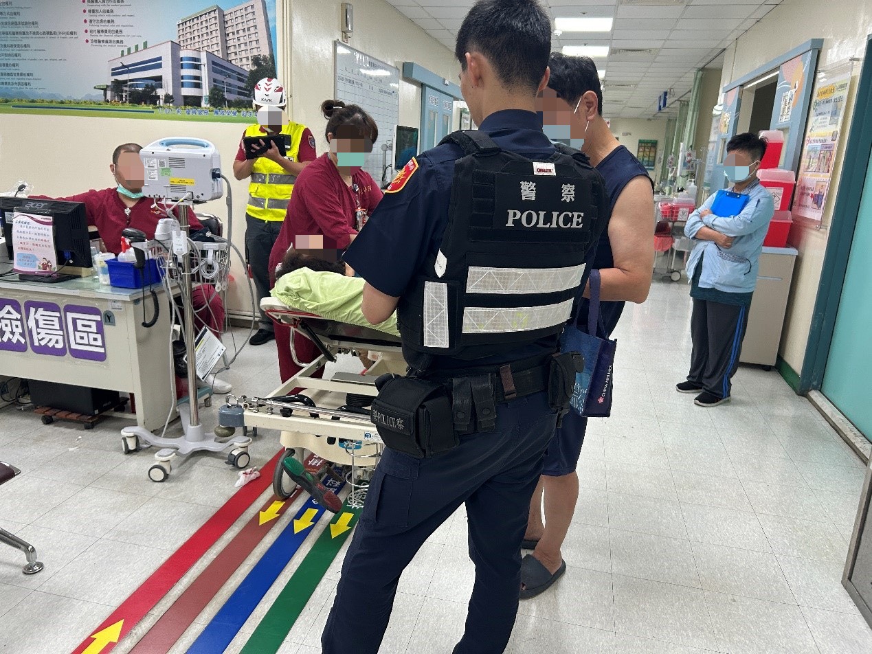 楊梅失智婦凌晨外出跌坐路旁 警暖心「徒步」幫找家人助團圓 S 75931807 0