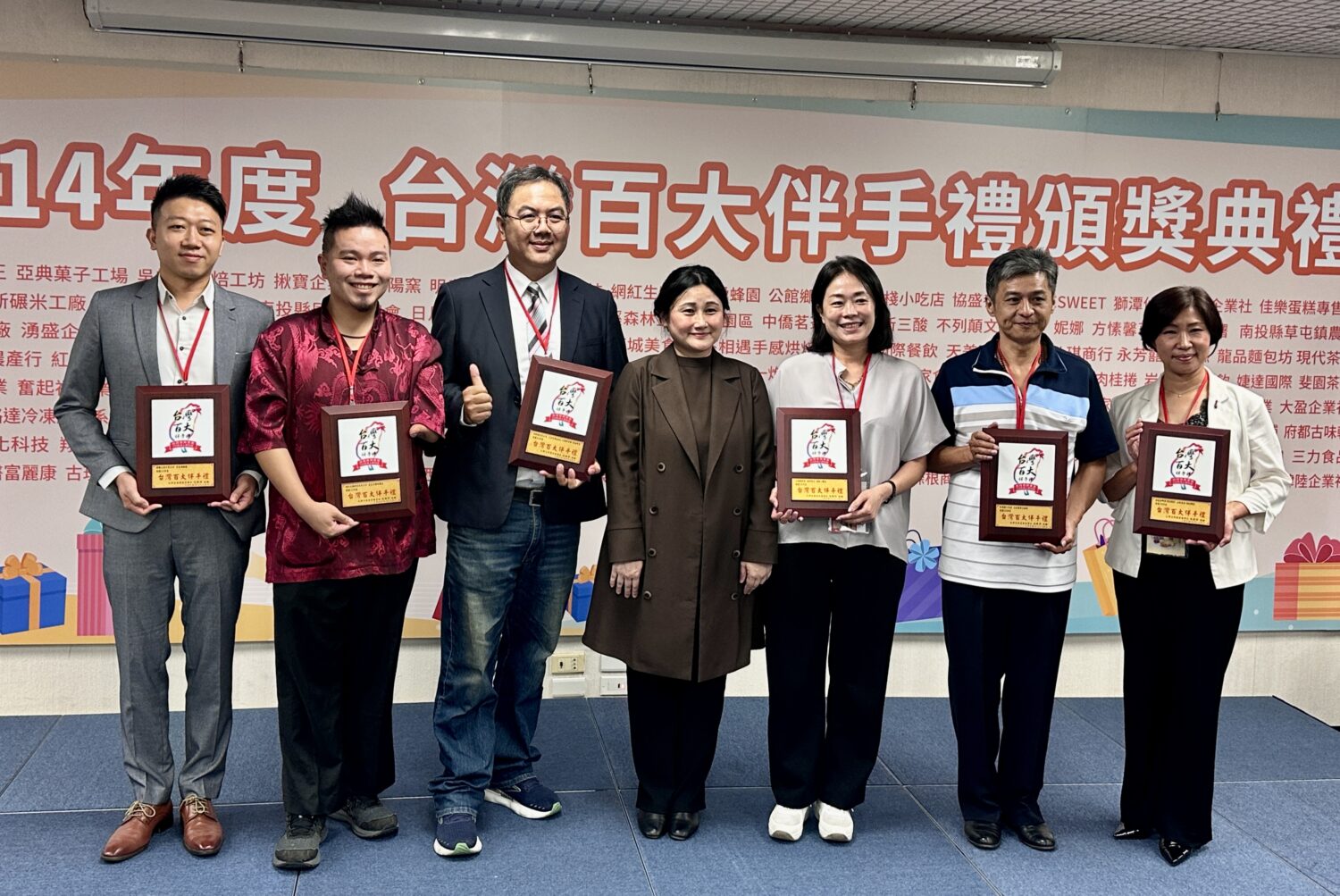 今年度百大伴手禮多元產品脫穎而出,中企署主秘李佳瑾(中)頒獎給得獎商家,展現台灣在地特色與創新精神。(圖/記者林照東攝)
