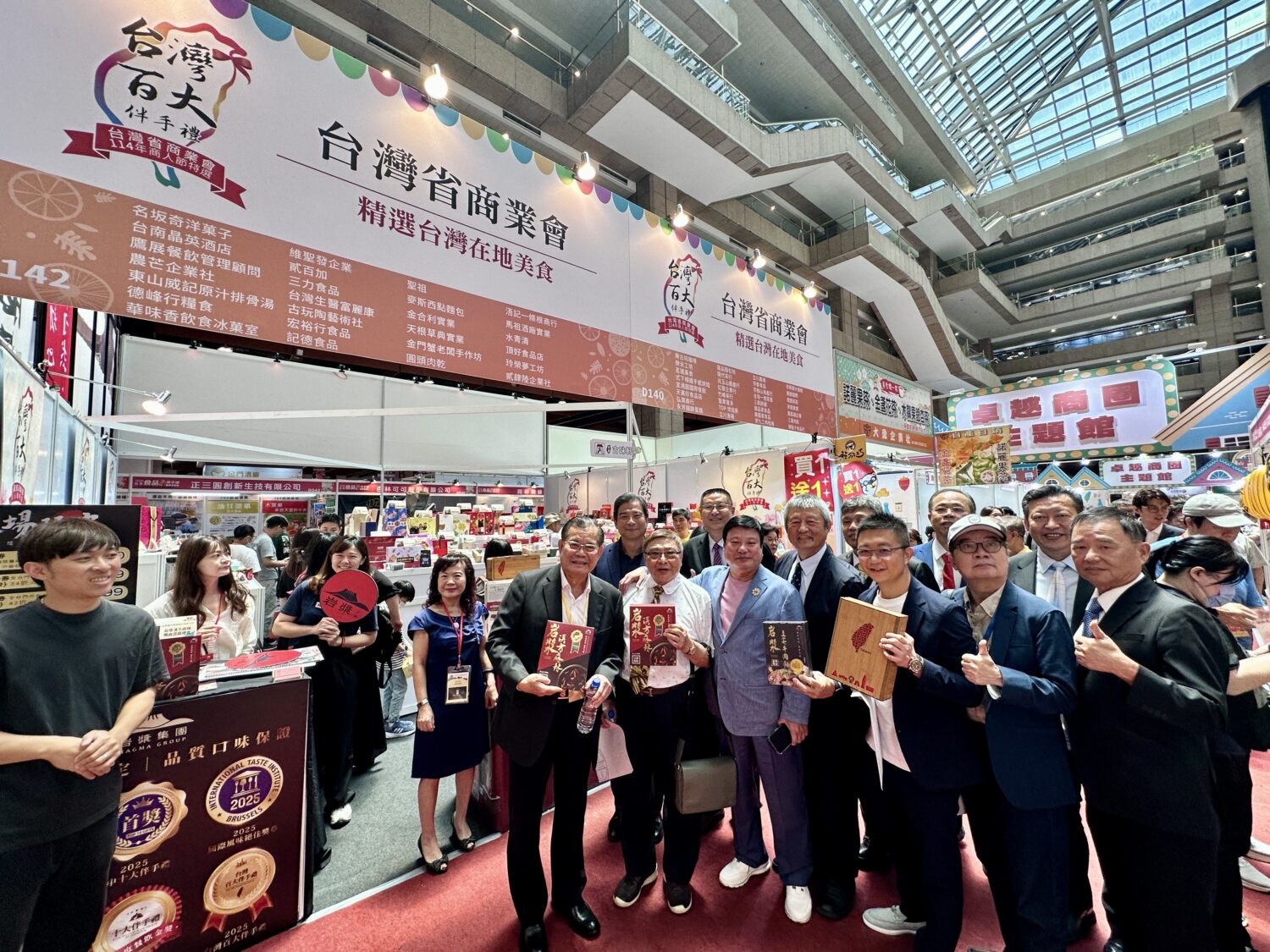 台灣省商業總會於台北世貿一館設立「百大伴手禮專館」,吸引眾多貴賓與民眾參觀採購,展現台灣品牌魅力。(圖/記者林照東攝)